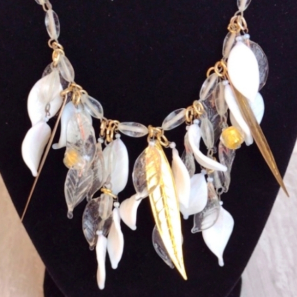 ♥️SOLD♥️ Golden Leaves Beaded & White Leafed Fringe Gold Tone Necklace - Picture 11 of 12